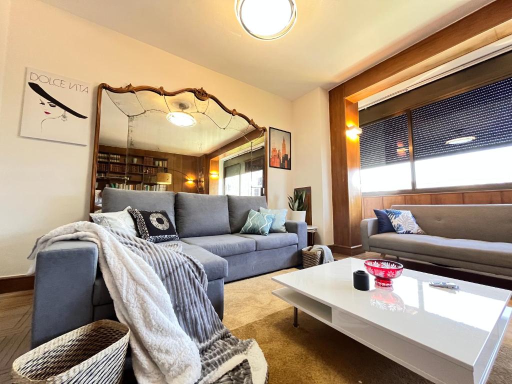 Exclusivo Terraza Exterior Castellana في مدريد: غرفة معيشة مع أريكة وطاولة