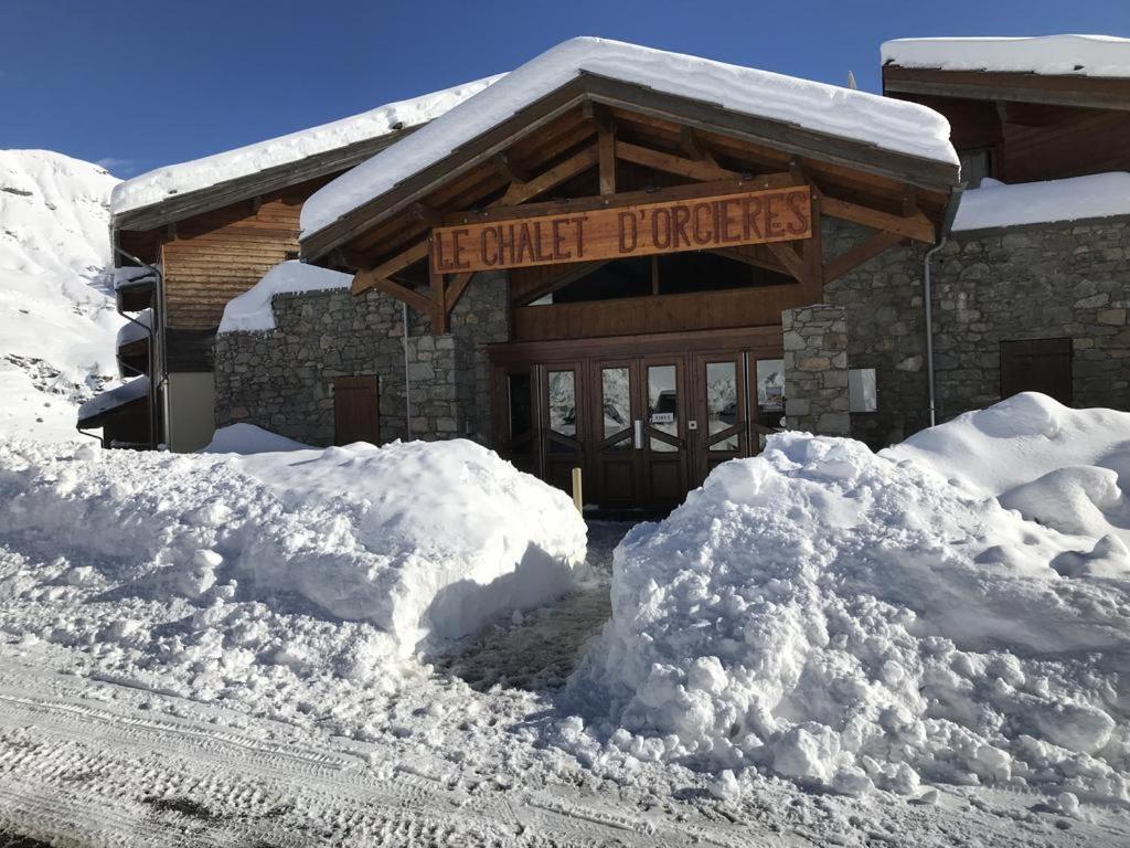 un bâtiment recouvert de neige devant dans l'établissement Chalet d'Orcières T2 4pers., à Orcières