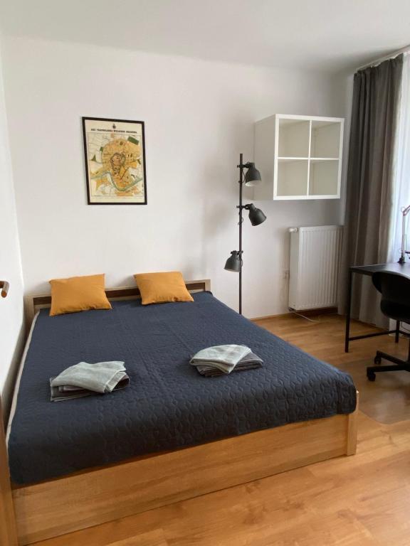 1 dormitorio con 1 cama con 2 almohadas en Bonarka, en Cracovia