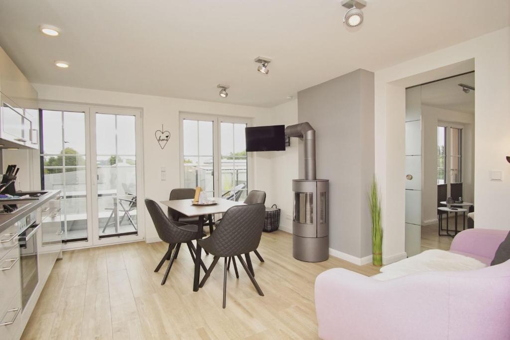 Μια τηλεόραση ή/και κέντρο ψυχαγωγίας στο Modernen Ferienwohnung mit Balkon, Kamin - Alte Fischfabrik Lauterbach FeWo 13