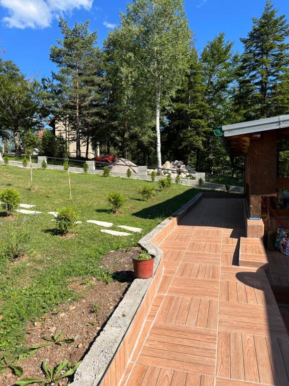 Kebun di luar Vikendica Marković