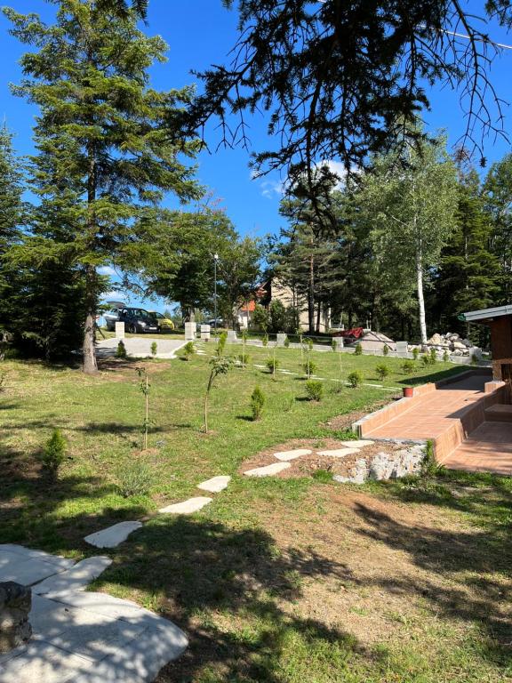 Kebun di luar Vikendica Marković