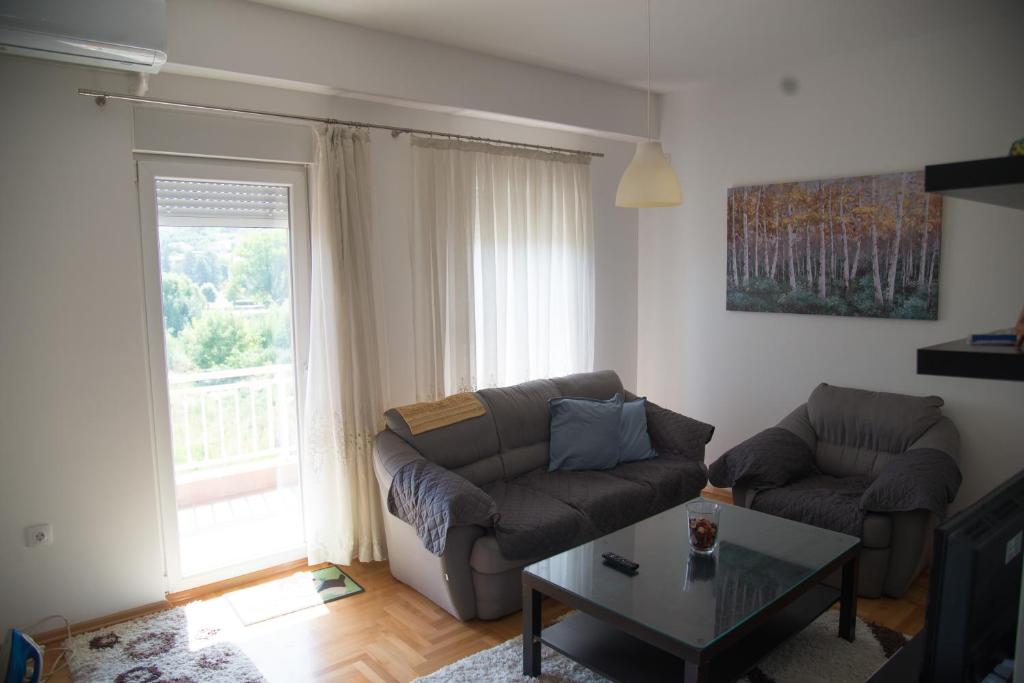 een woonkamer met een bank en een tafel bij ZOJA Apartments #2 in Kavadarci