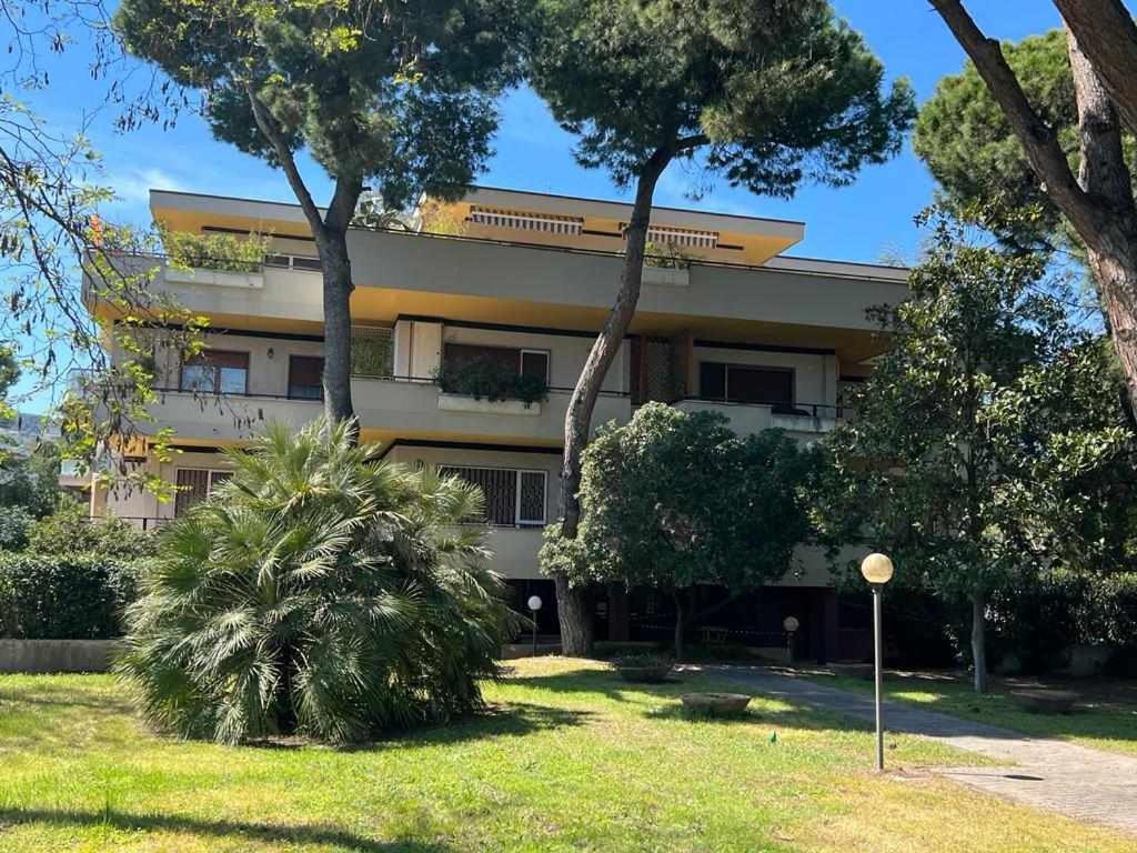 un edificio con árboles delante de él en Villa Riviera 287 en Pescara