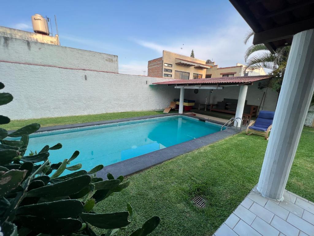 Casa con Alberca - Three-Bedroom House