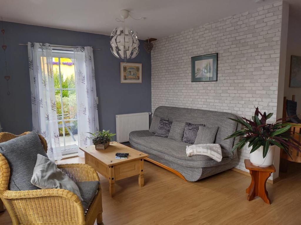 a living room with a couch and a table at Bernsteinglück in Wunsiedel