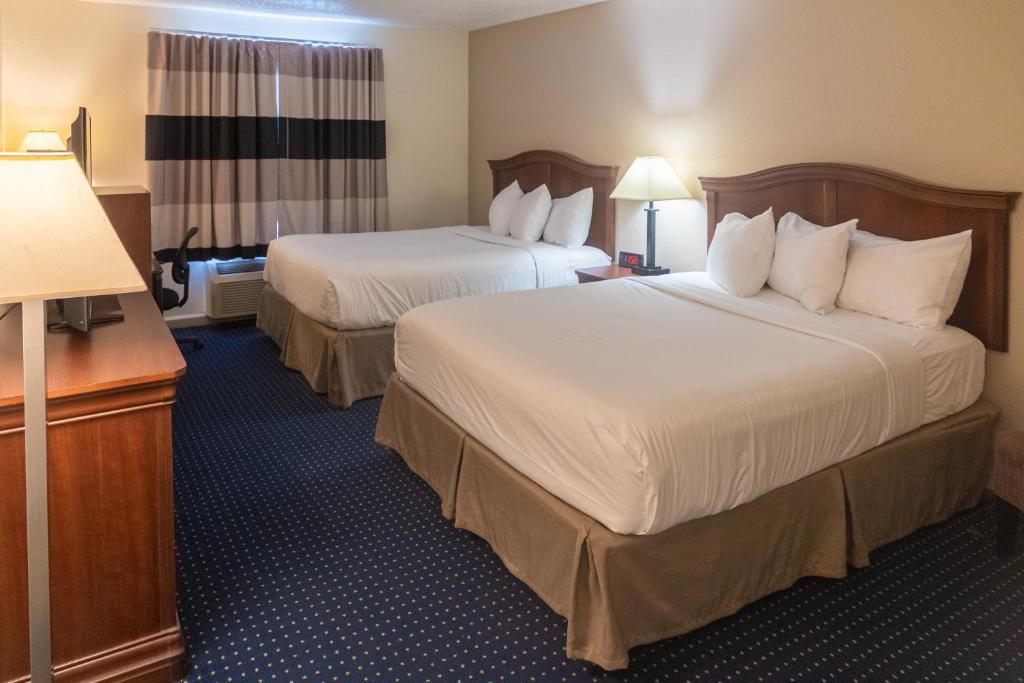 Postel nebo postele na pokoji v ubytování Cottonwood Suites Savannah Hotel & Conference Center