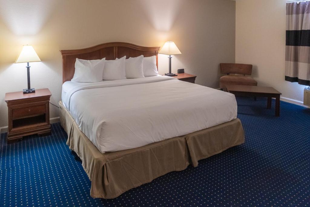 Postel nebo postele na pokoji v ubytování Cottonwood Suites Savannah Hotel & Conference Center