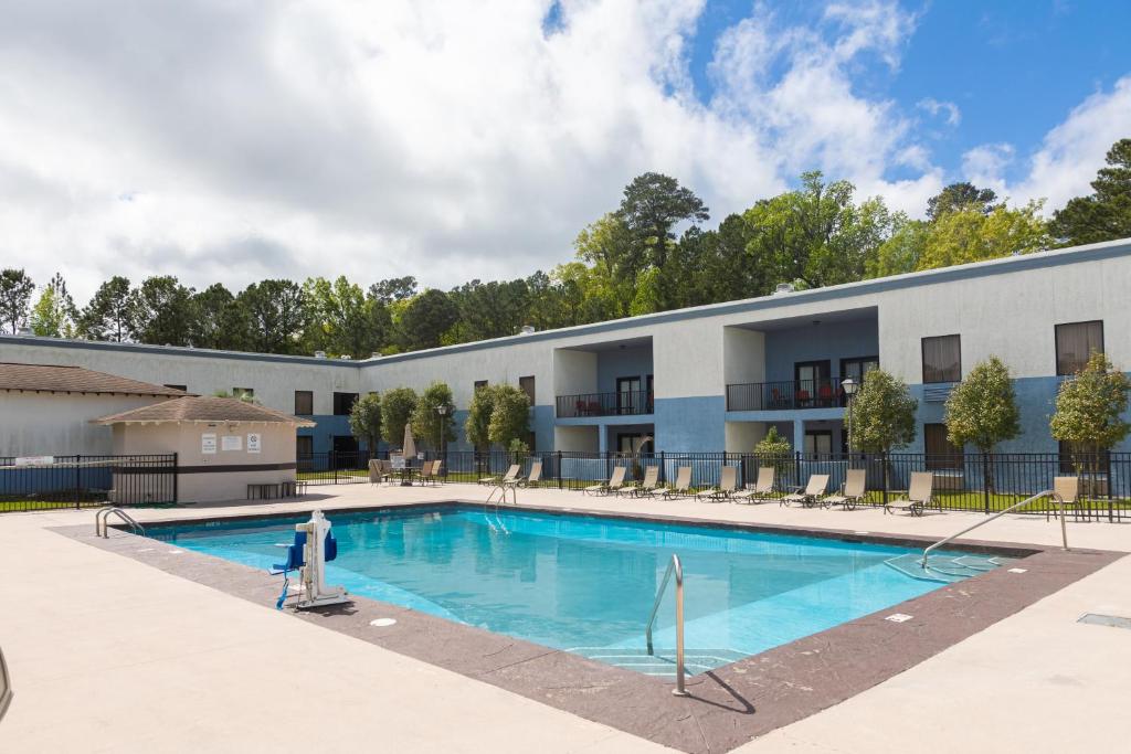 Bazén v ubytování Cottonwood Suites Savannah Hotel & Conference Center nebo v jeho okolí