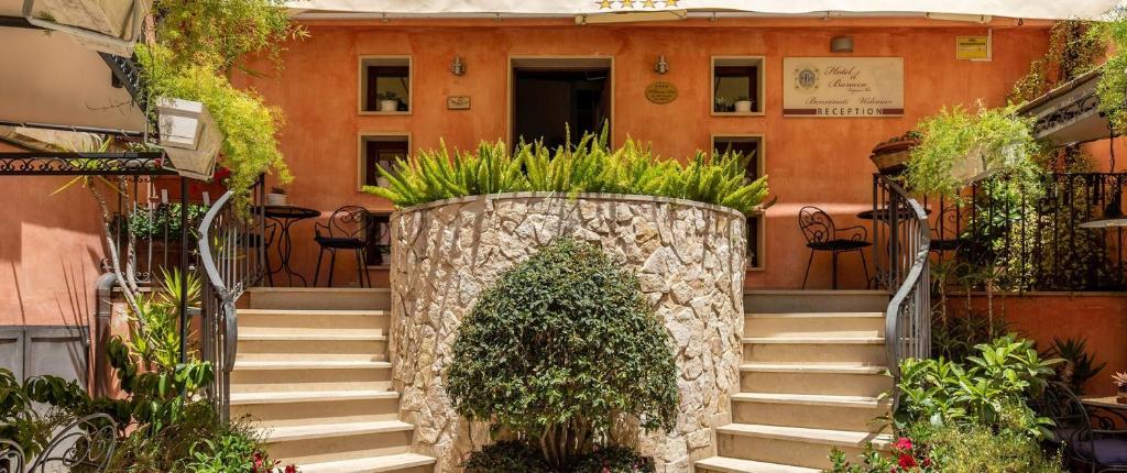 eine Treppe vor einem Gebäude in der Unterkunft Hotel Il Barocco in Ragusa