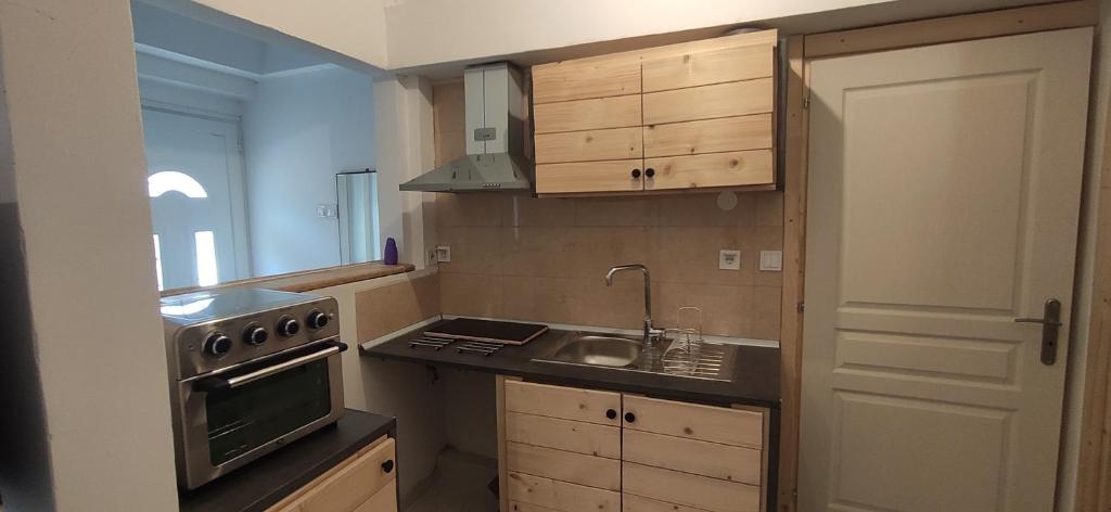 Kuchyň nebo kuchyňský kout v ubytování Stone apartment
