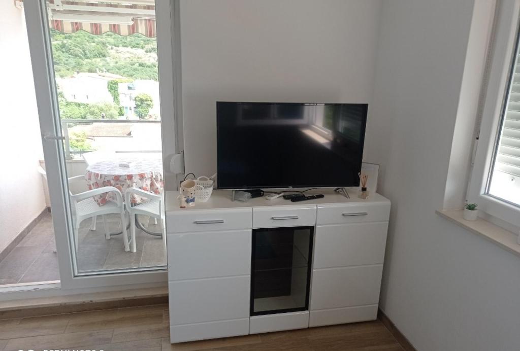 TV a/nebo společenská místnost v ubytování Apartman Nimfa Živogošće
