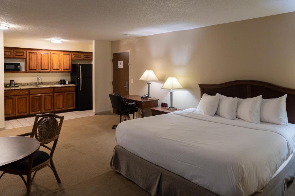 Kuchyň nebo kuchyňský kout v ubytování Cottonwood Suites Savannah Hotel & Conference Center