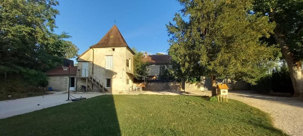 an old house with a grass yard in front of it at Suite privée indépendant dans ancien pigeonniet in Pouilly-sur-Vingeanne