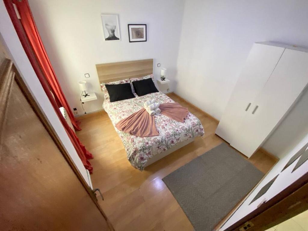 a bedroom with a bed and a wooden floor at Habitación interior en Madrid in Madrid