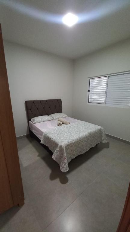阿拉沙的住宿－Flat MP，一间白色客房内的床铺卧室