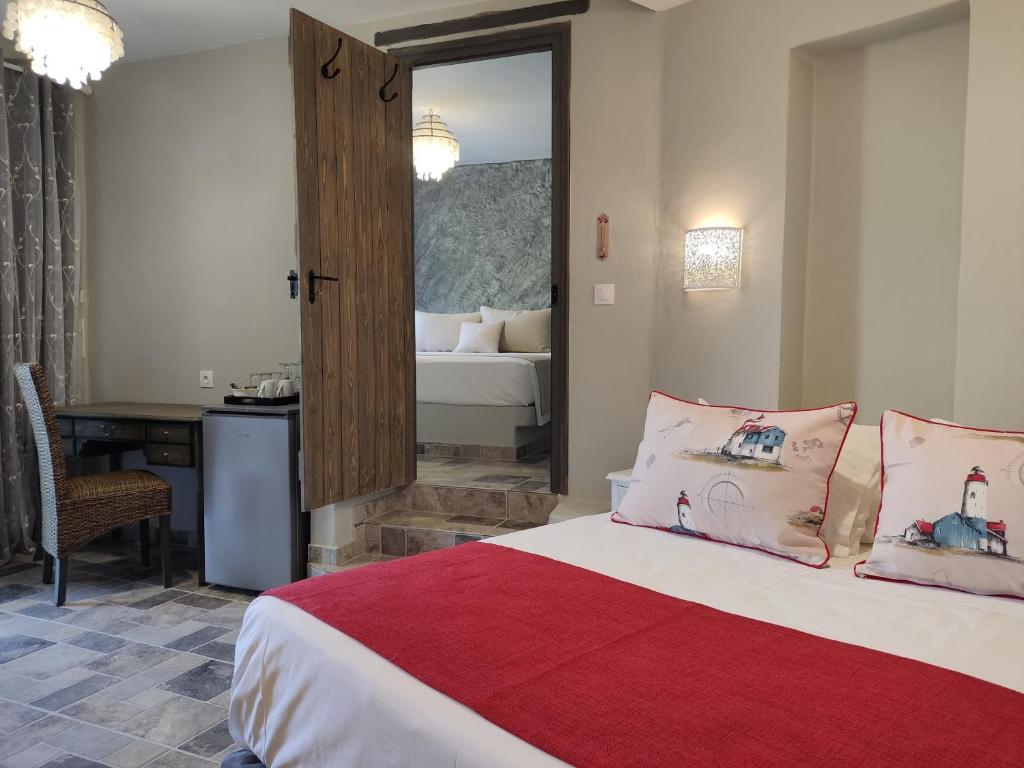 Postel nebo postele na pokoji v ubytování Aegean Castle Andros – Adults Only