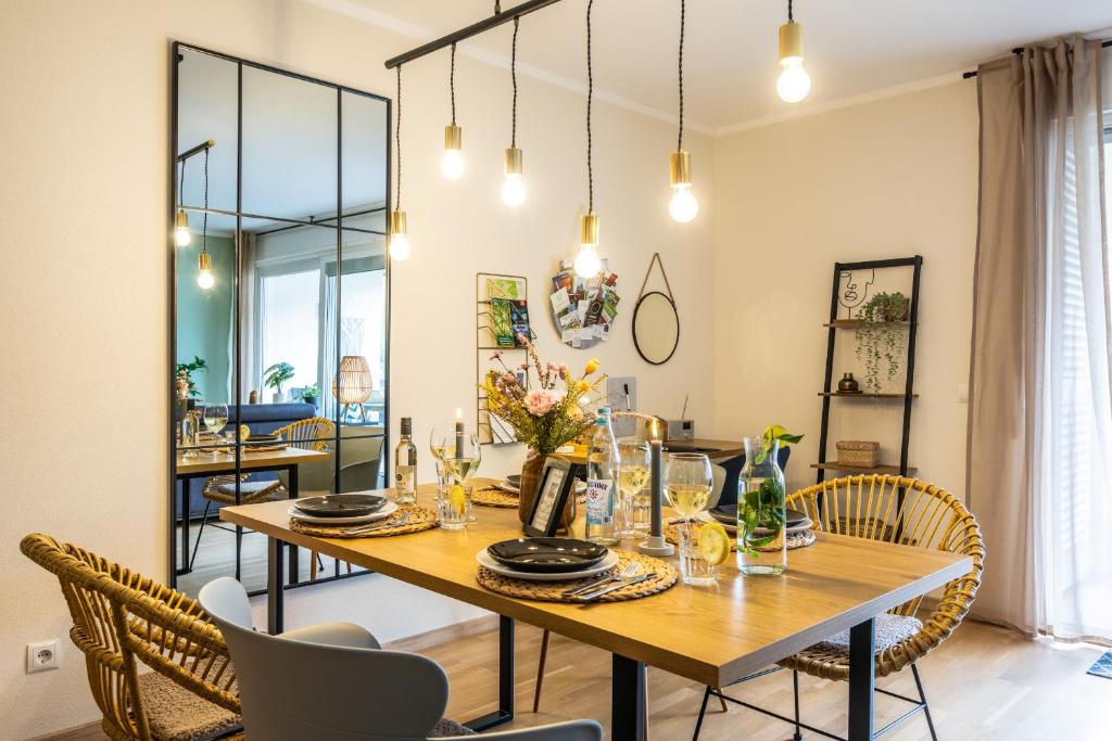Restoranas ar kita vieta pavalgyti apgyvendinimo įstaigoje FeWo Ahrperle-modernes Apartment-Balkon-Kurviertel