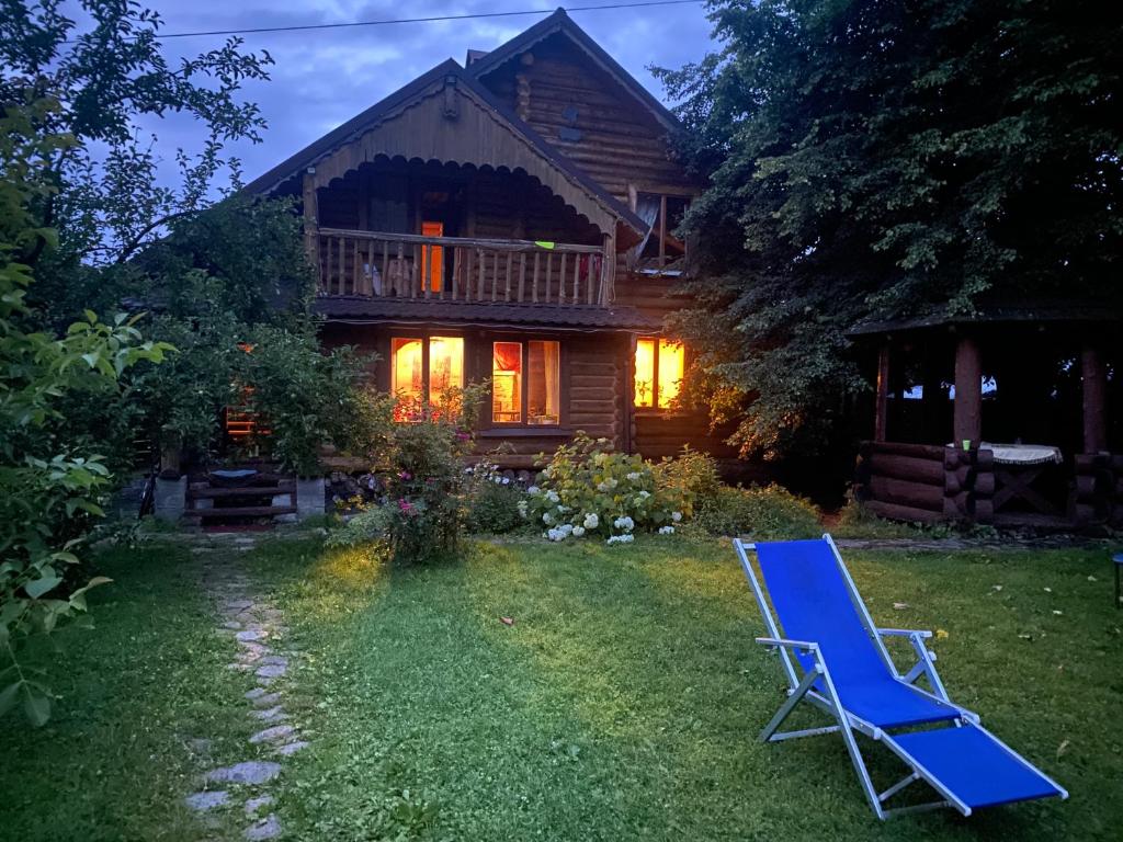 una silla de césped azul frente a una casa en Oselia Lada, en Tukhlya