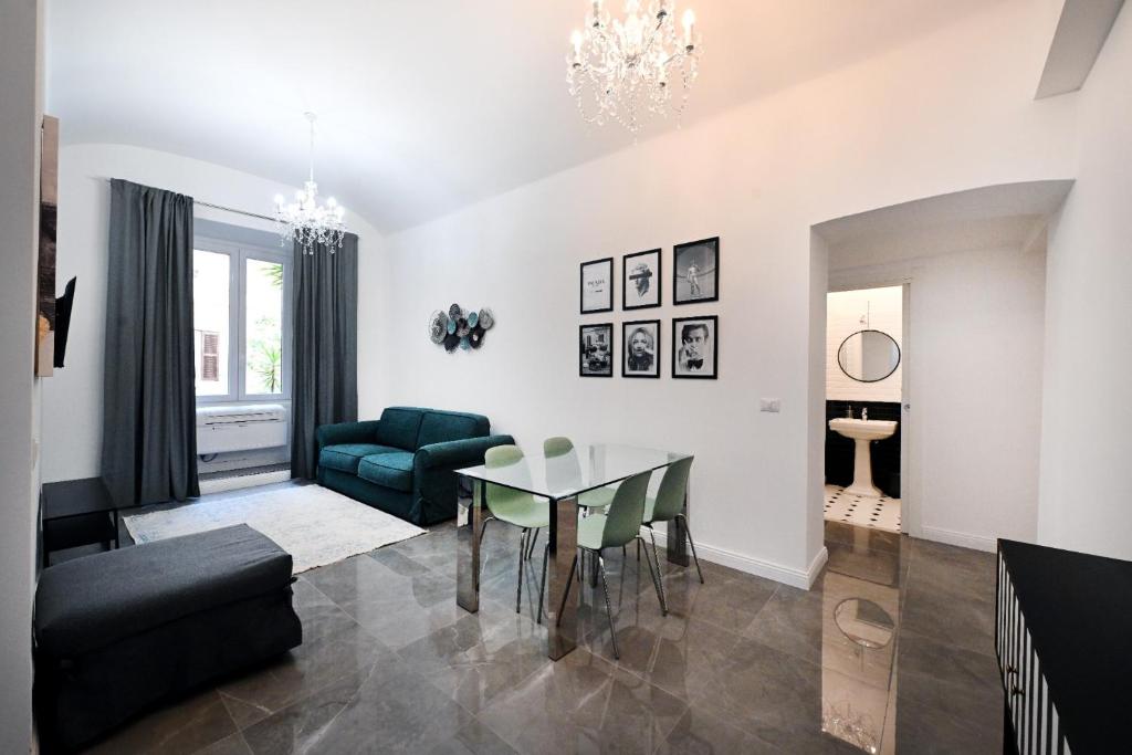 een woonkamer met een tafel en een bank bij VATICAN DESIGN APARTMENTS in Rome