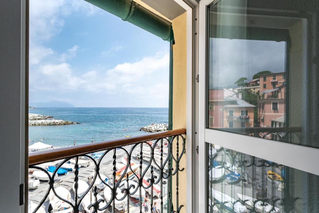 Elle comprend un balcon offrant une vue sur l'océan. dans l'établissement Seaside Apartment Genova, à Gênes