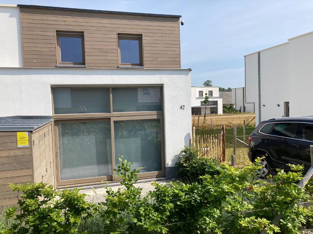 a car parked in front of a house at Maison Coxyde in Koksijde