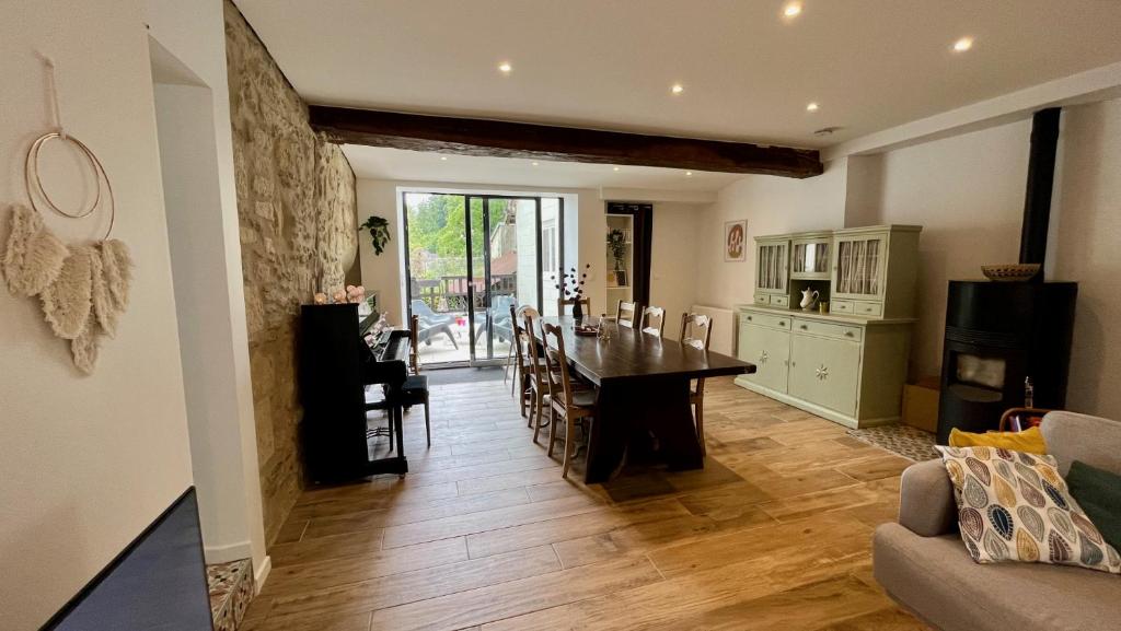 uma cozinha e sala de estar com uma mesa de jantar em L'Escapade de Pierrefonds par Your Sweet Loc em Pierrefonds