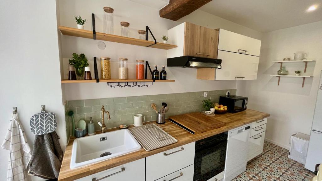a kitchen with a sink and a counter at L&#39;Escapade de Pierrefonds par Your Sweet Loc in Pierrefonds