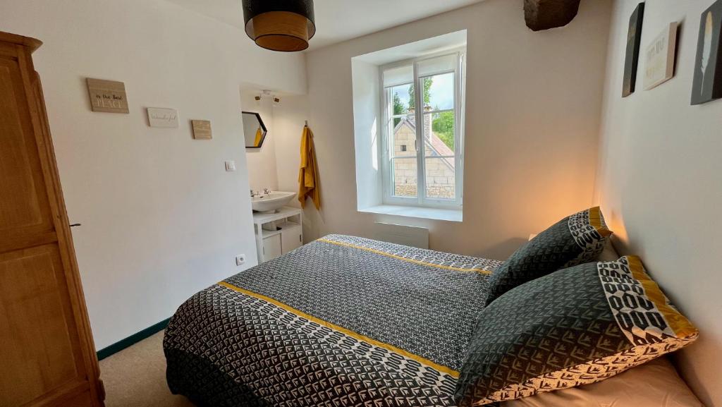 a bedroom with a bed and a window at L&#39;Escapade de Pierrefonds par Your Sweet Loc in Pierrefonds