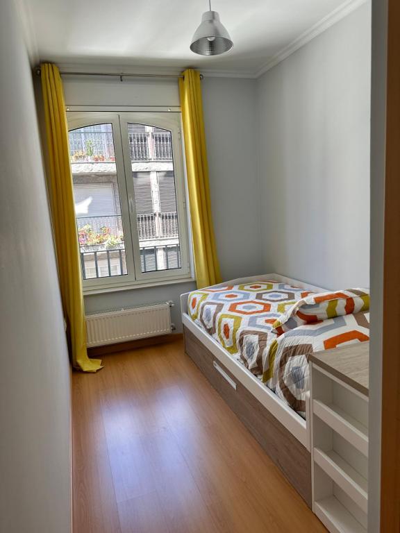 Łóżko lub łóżka w pokoju w obiekcie Apartamento Ría de Arousa