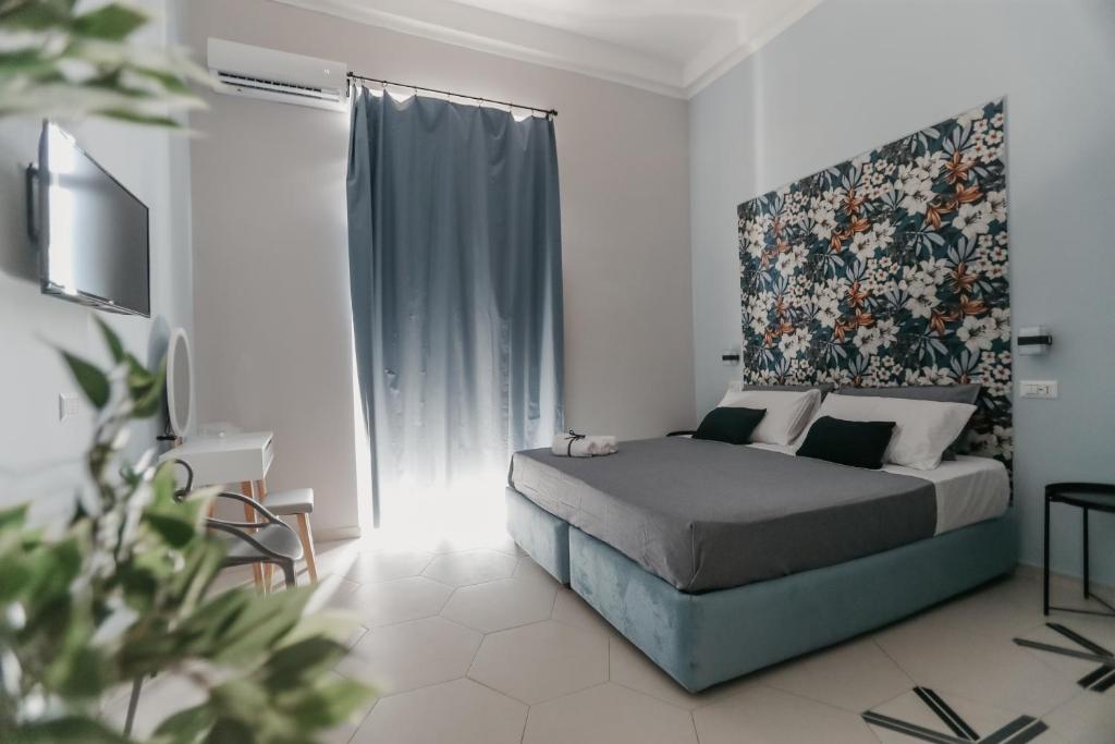 sypialnia z łóżkiem i dużym oknem w obiekcie DOMUS MARINA Rooms w mieście Napoli