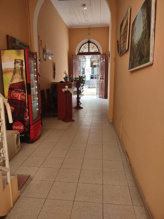 un couloir vide avec un réfrigérateur à cocacola dans un magasin dans l'établissement HOTEL SOL Y LUNA, à Iquitos