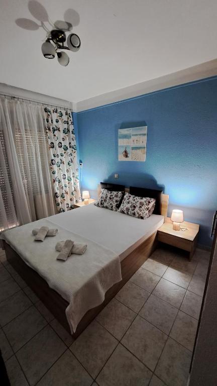 a bedroom with a large bed with a blue wall at Cosy apartment in Perea