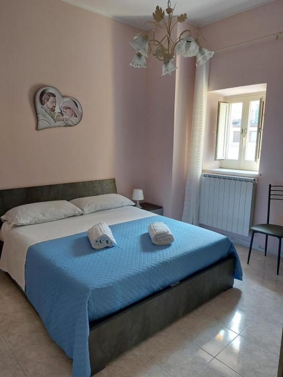 een slaapkamer met een bed met twee handdoeken erop bij CASA VACANZA DEL SOLE in Milo