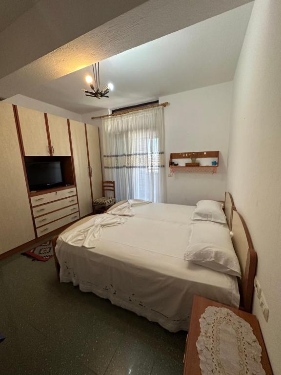 A bed or beds in a room at Vintage Sea-View Apartment in Centre Durres