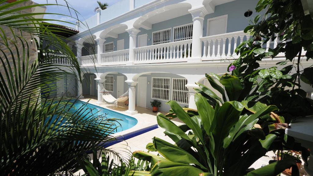 un patio de una casa con piscina en Hotel Casa Cytia, en Cartagena de Indias