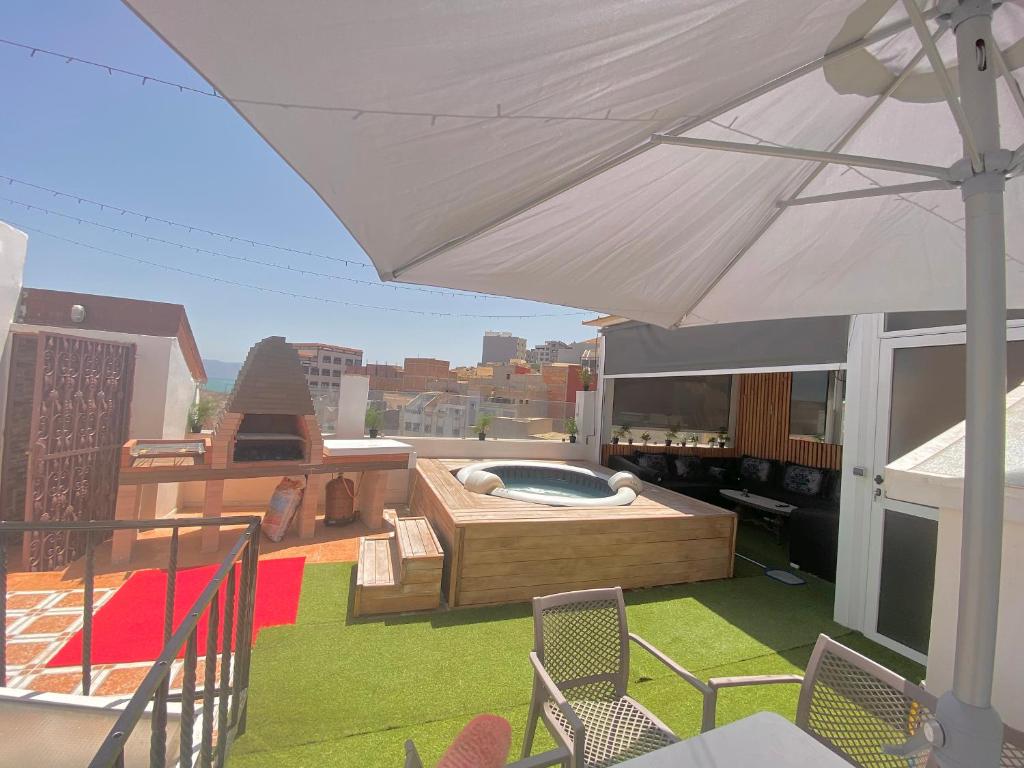 Bazén v ubytování Appartement avec Terasse JACCUZI BARBECUE NETFLIX VUE SUR MER TOTALEMENT GRATUIT sans supplément nebo v jeho okolí