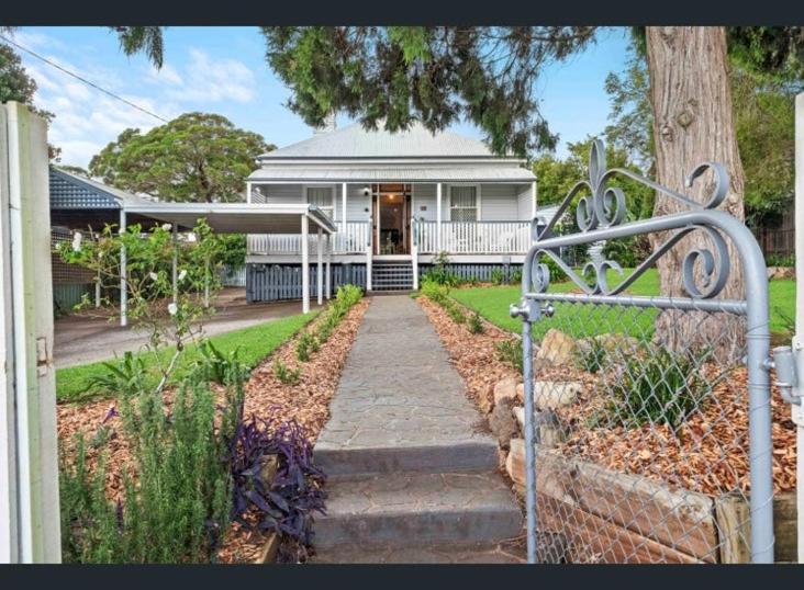 una casa con una scala che porta al cortile anteriore di Belle Vue Cottage - East Toowoomba a Toowoomba