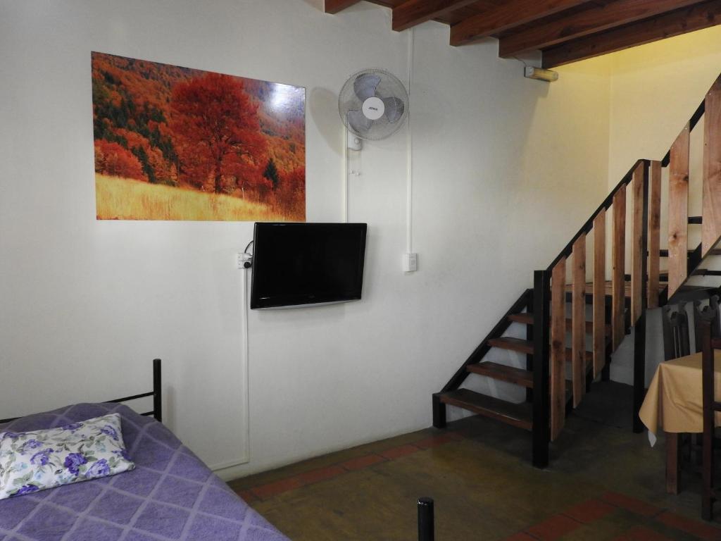 Una televisión o centro de entretenimiento en Los Girasoles team family