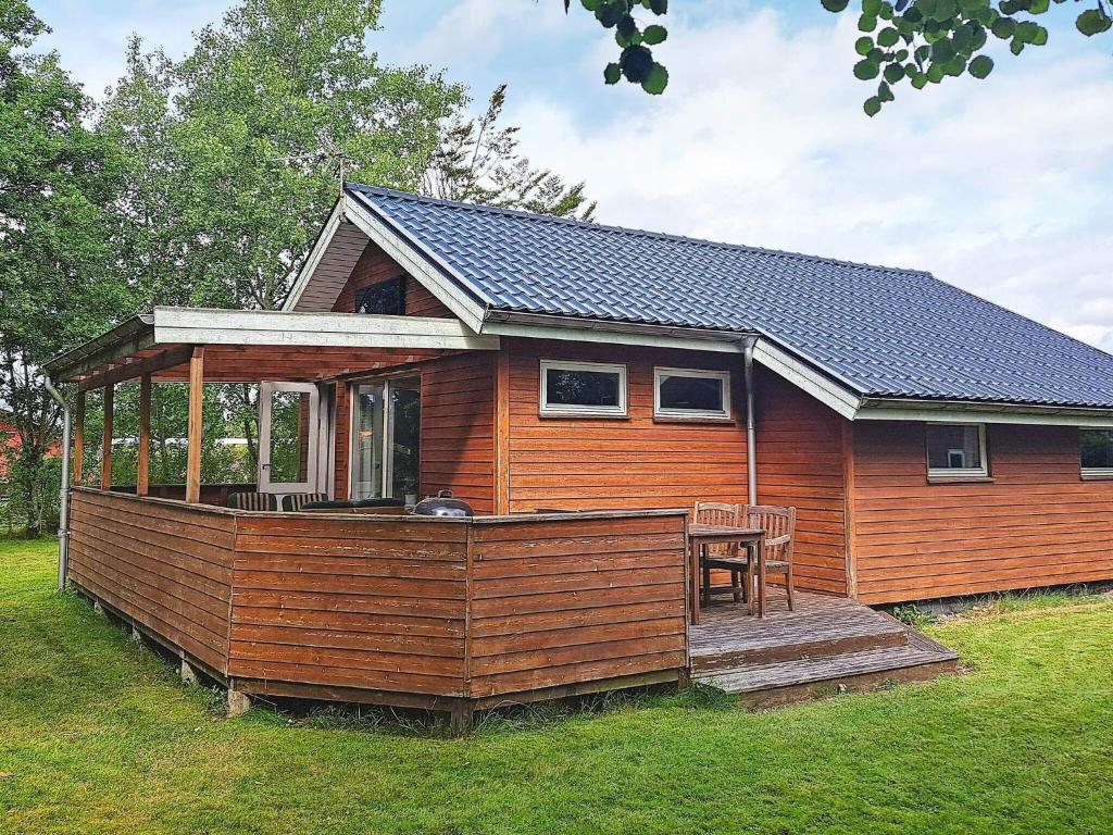 Nørre Hurupにある4 person holiday home in Hadsundの小さな家(デッキ、テーブル付)