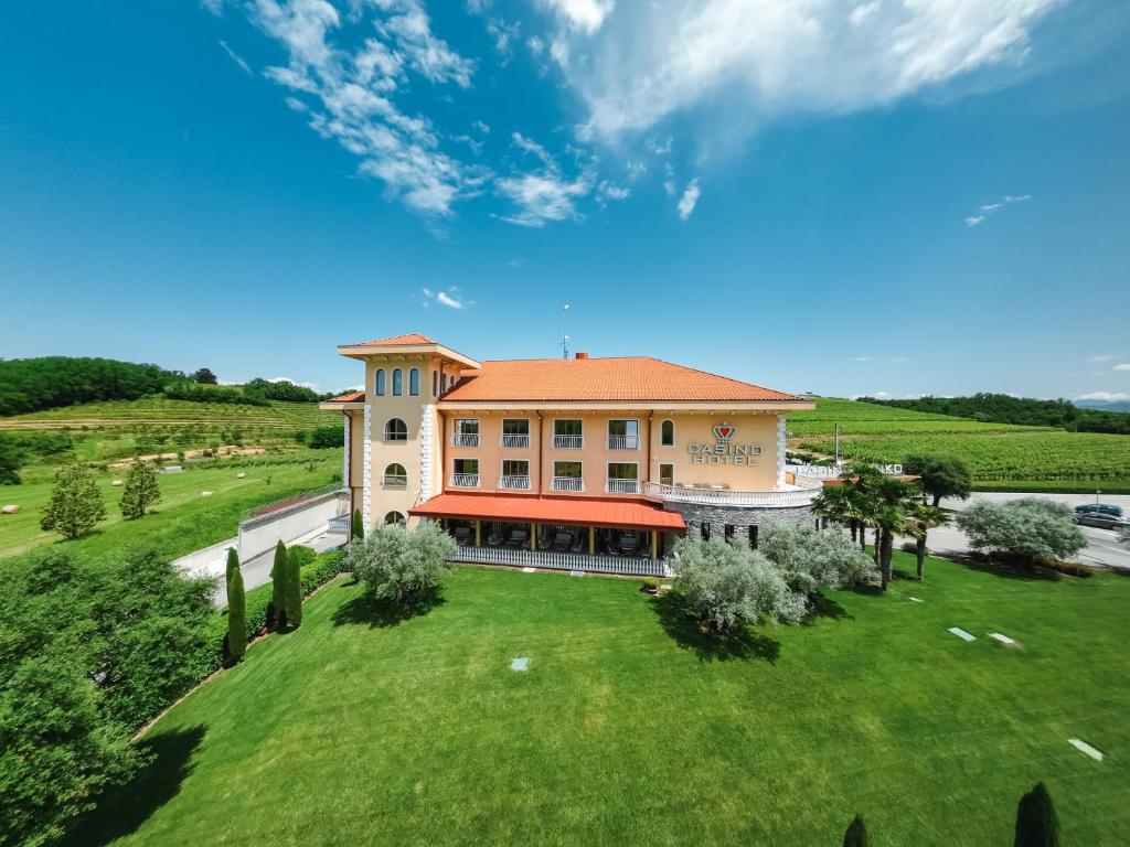 einen Blick über ein großes Gebäude mit einem Hof in der Unterkunft Hotel Venko in Dobrovo