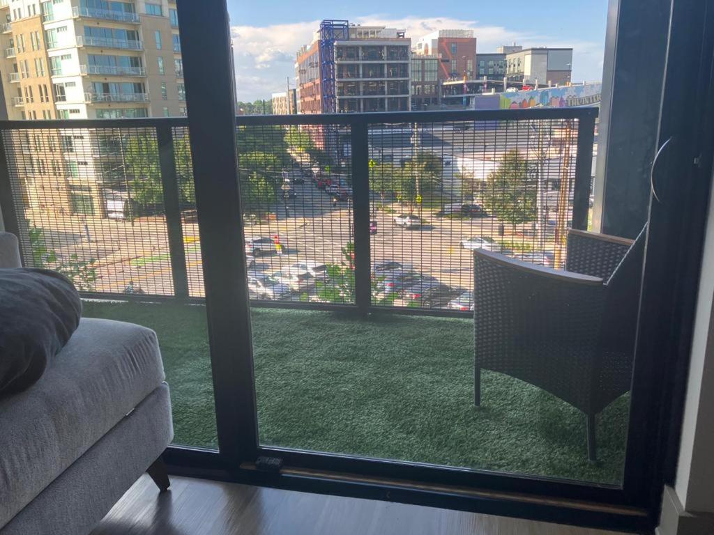 een kamer met uitzicht op een balkon met een stoel bij Luxury 5 Star Apartment in Atlanta