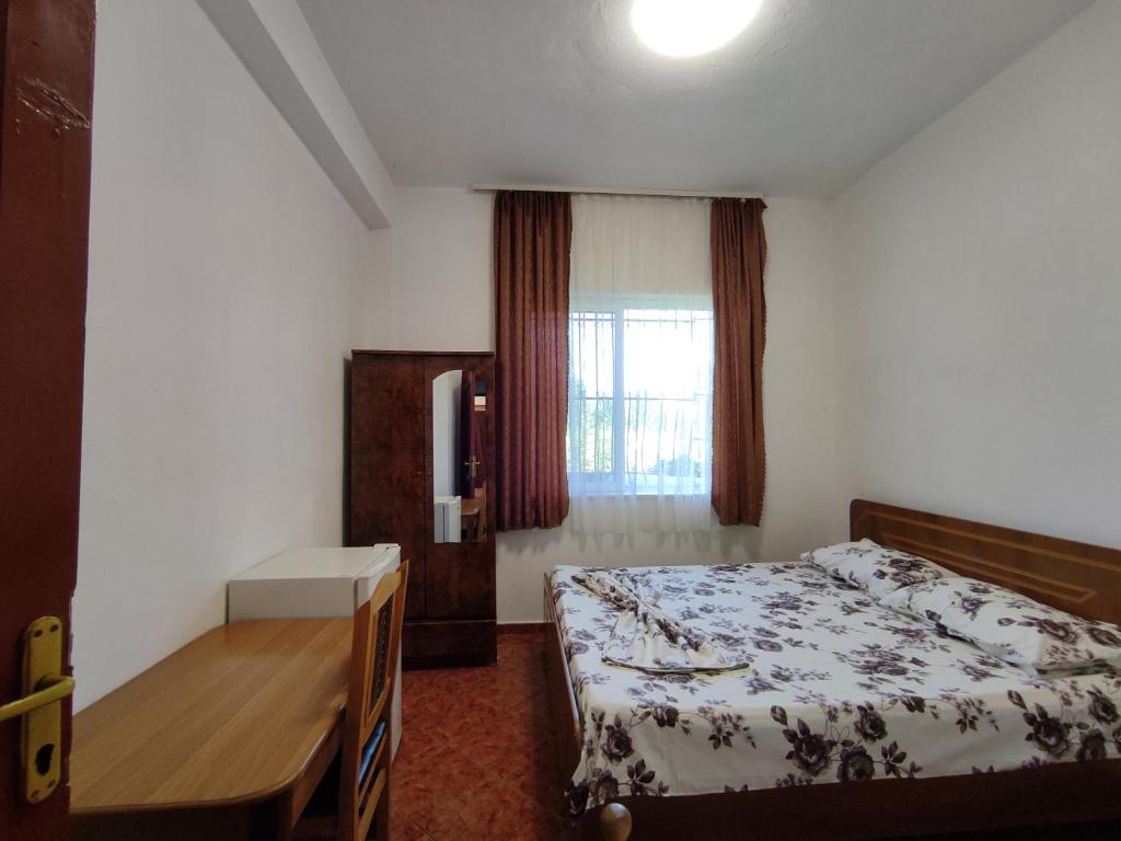 Postel nebo postele na pokoji v ubytování Ilirida-Swimming pool & garden view rooms for rent