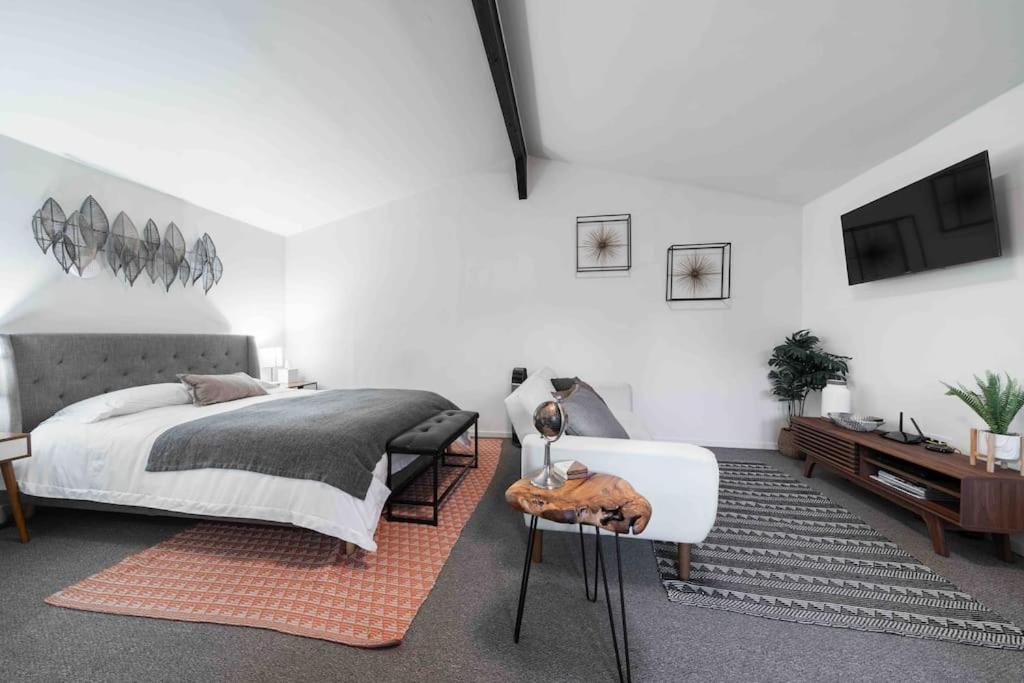 TV a/nebo společenská místnost v ubytování Relax in a Quaint Private and Cozy Guest House