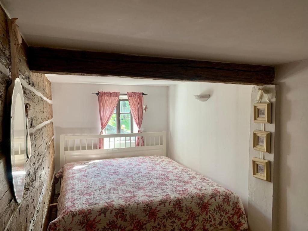 ein kleines Schlafzimmer mit einem Bett und einem Fenster in der Unterkunft Bezva relax Bezděz in Luka
