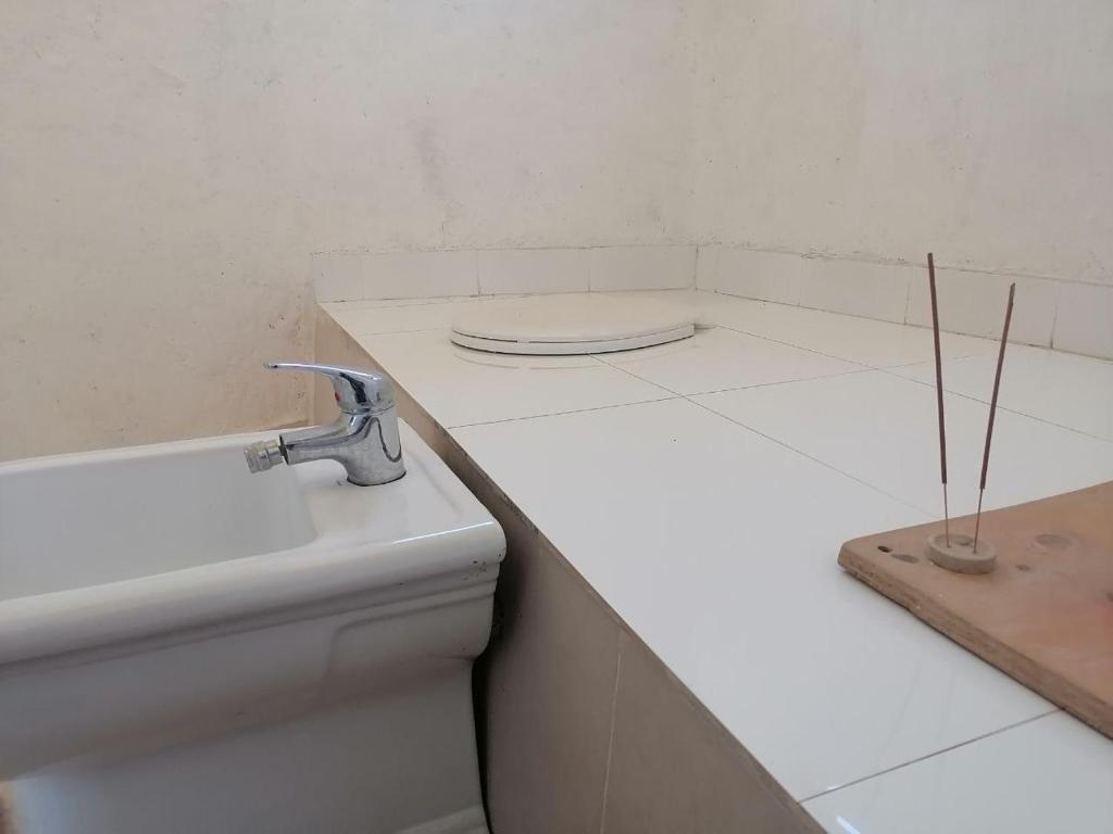 bagno bianco con lavandino e servizi igienici di Romantic and private cabin in Río Hurtado a Hurtado