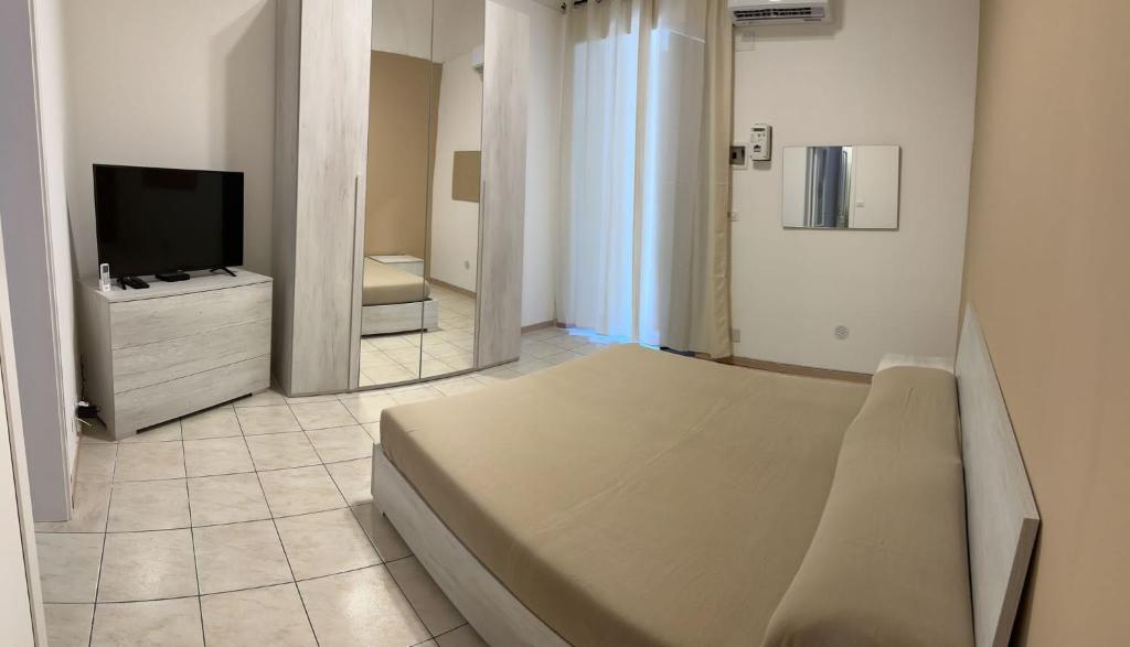 ein Krankenhauszimmer mit einem Bett und einem TV in der Unterkunft BonaHouse in Catania