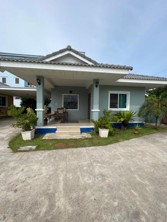 a house with a porch and a driveway at New Home บ้านเดี่ยว สร้างใหม่ ใกล้ทะเล ใจกลางเมืองระยอง in Rayong