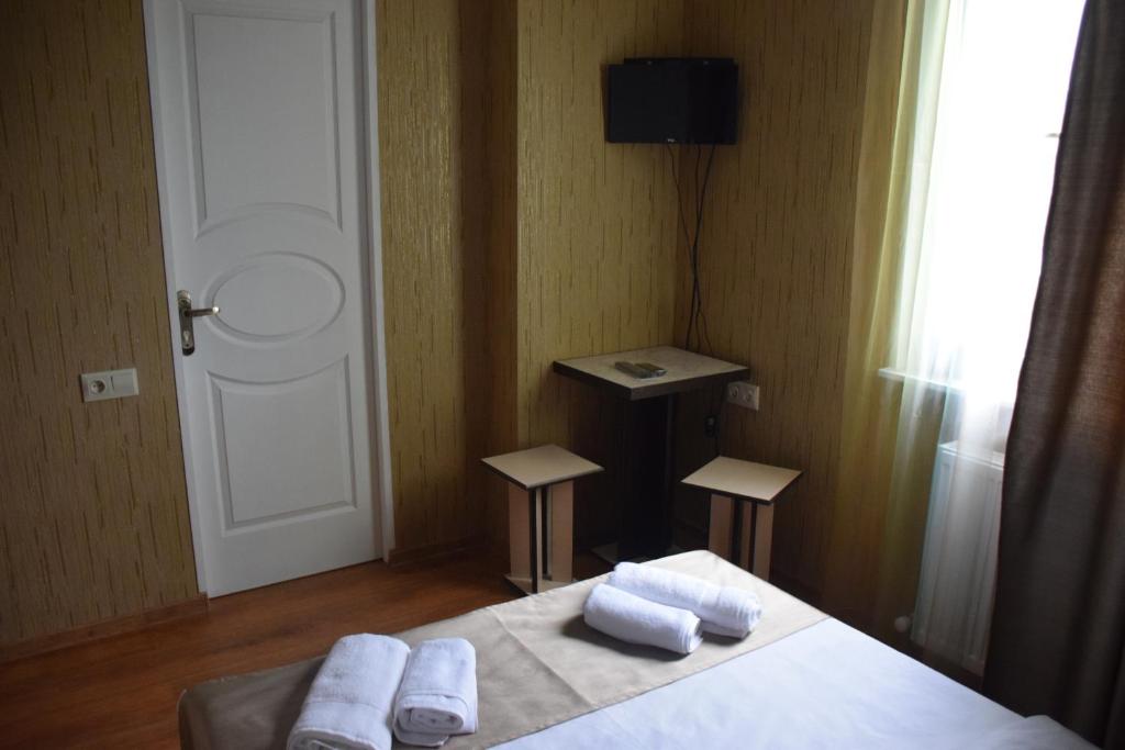 Postel nebo postele na pokoji v ubytování Crossway Tbilisi Hotel
