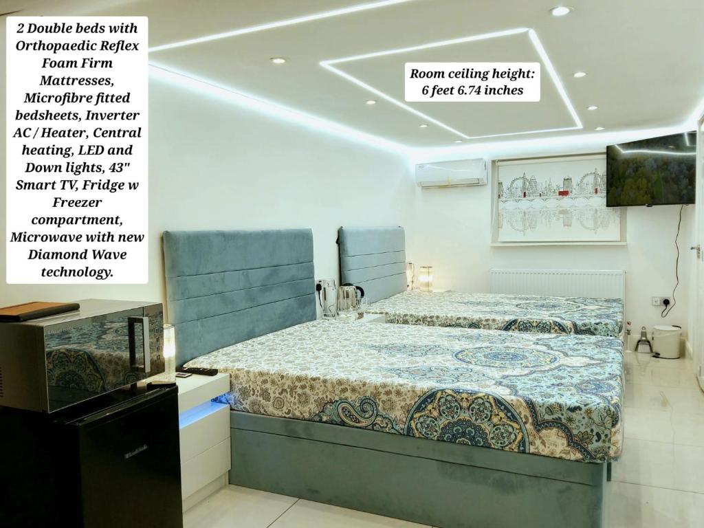 um quarto com uma cama num quarto em Fully Air-Conditioned Bedroom w 2 Double Beds & King Size Sofa Bed w Ensuite Bathroom Near Grand Union Canal - FREE Parking em Southall